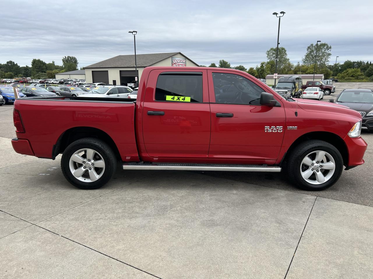 RAM 1500 Express 4x4 Crew Cab 5'7" Box 2017