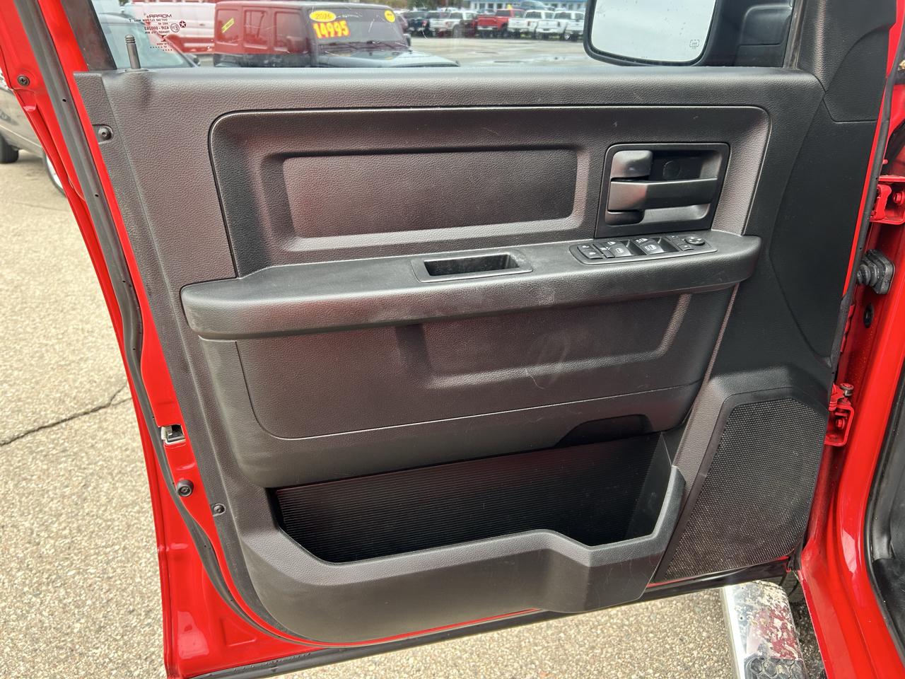RAM 1500 Express 4x4 Crew Cab 5'7" Box 2017