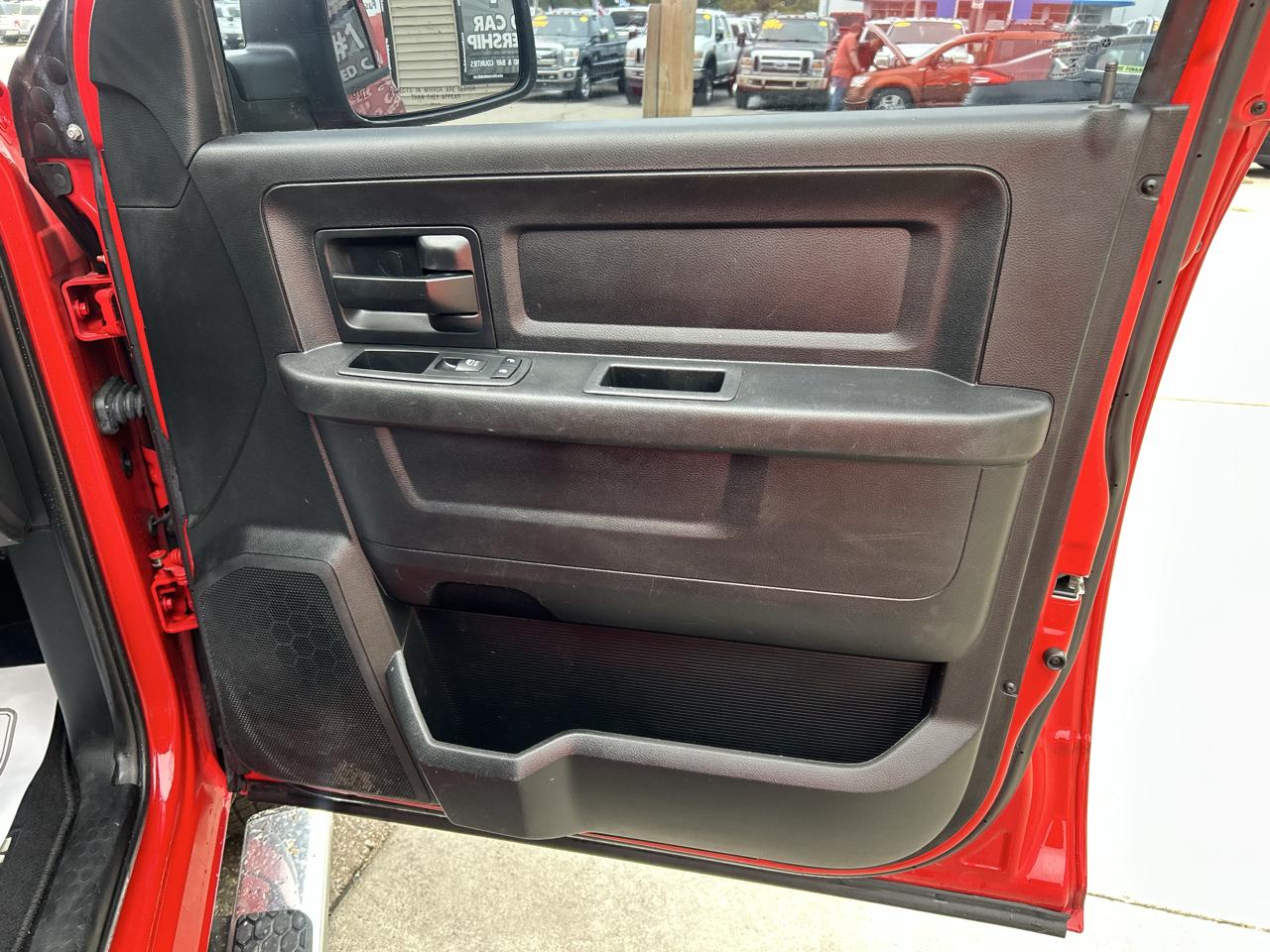 RAM 1500 Express 4x4 Crew Cab 5'7" Box 2017