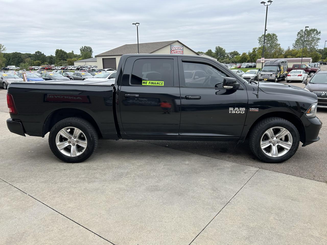 RAM 1500 4WD Crew Cab 140.5" Sport 2017