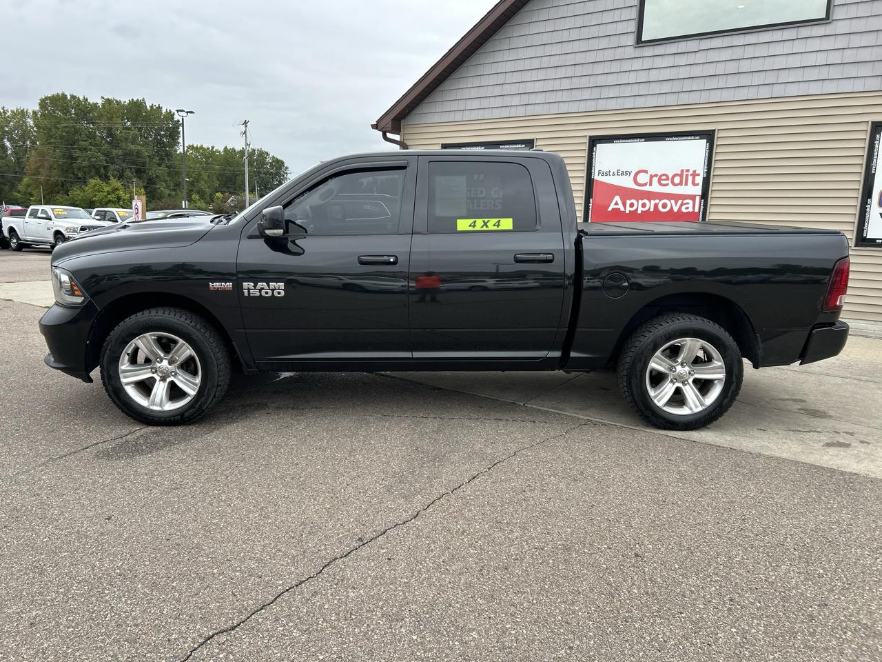 RAM 1500 4WD Crew Cab 140.5" Sport 2017