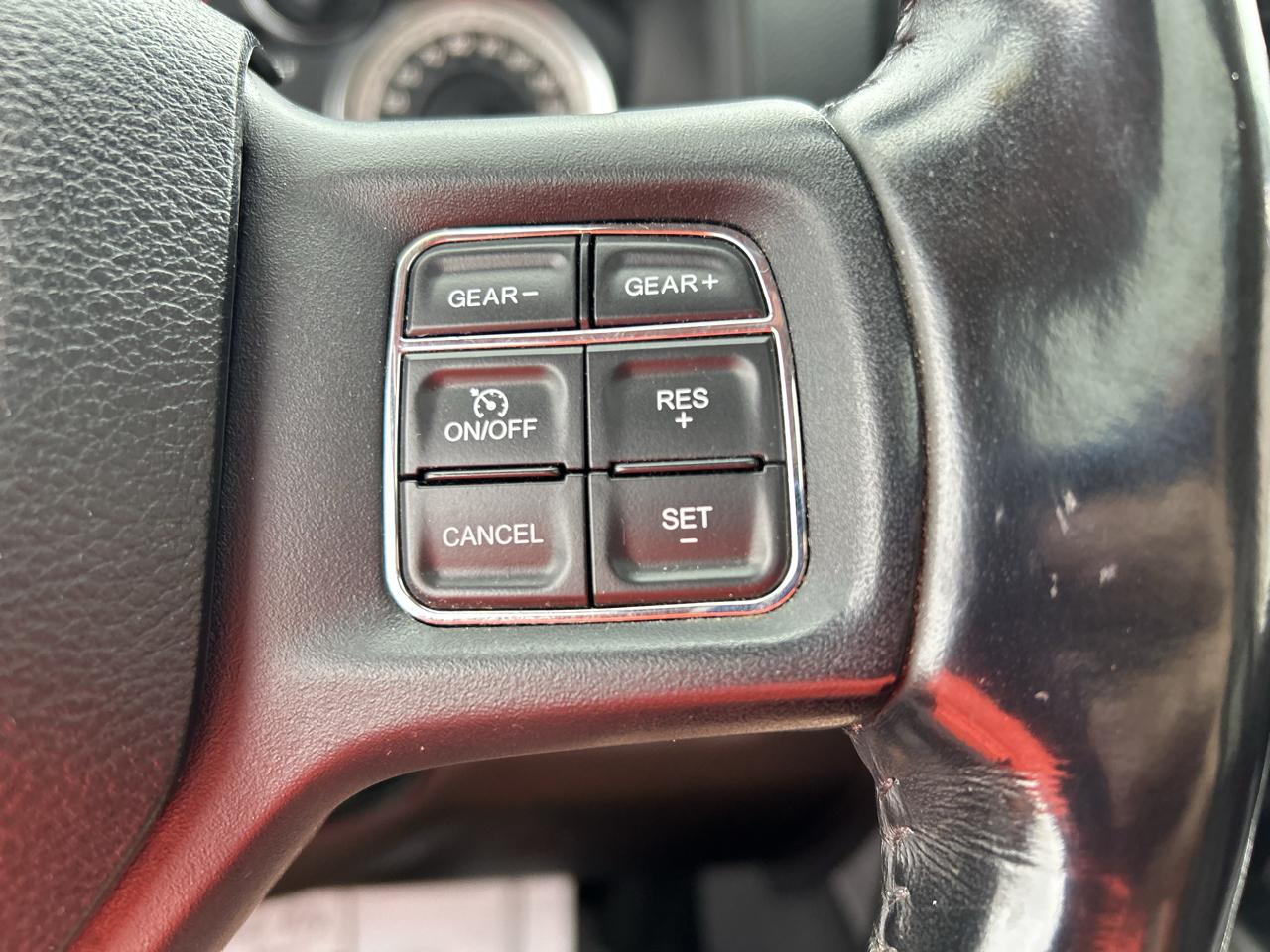 RAM 1500 4WD Crew Cab 140.5" Sport 2017