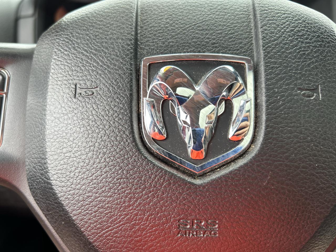 RAM 1500 4WD Crew Cab 140.5" Sport 2017