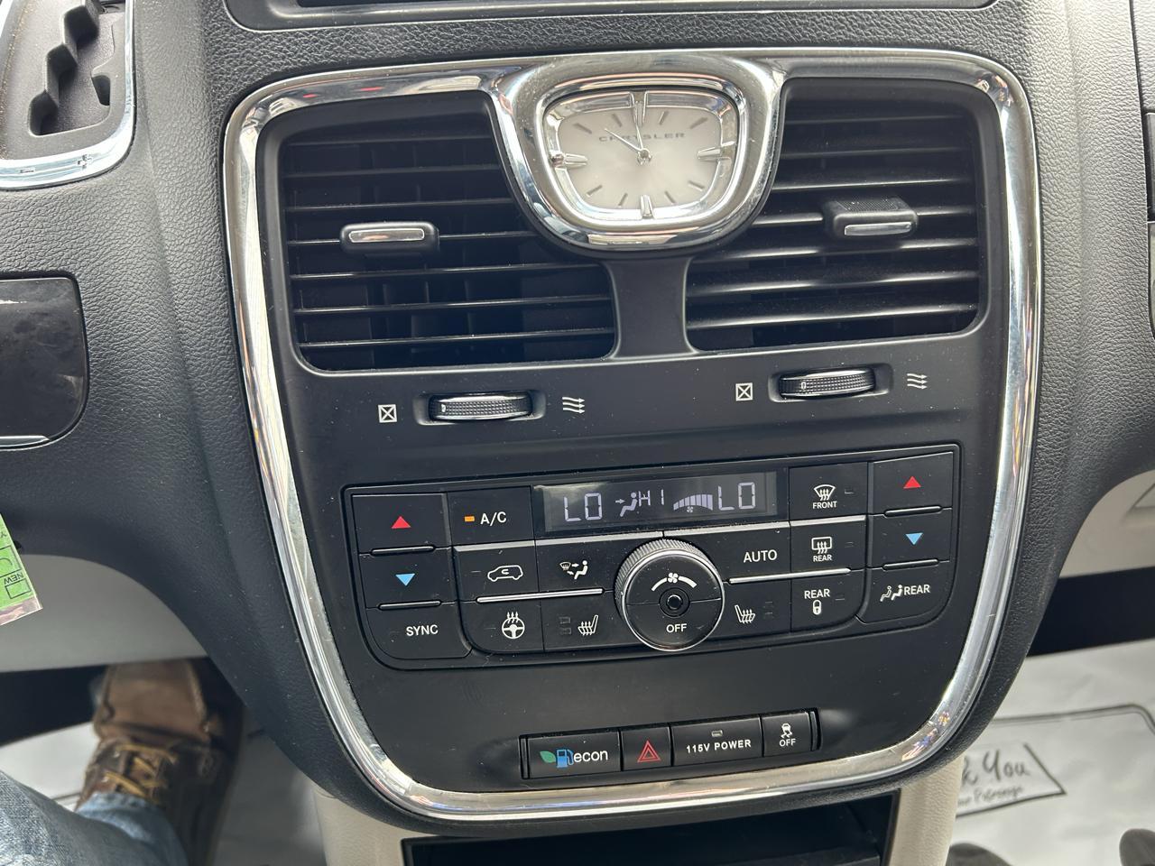 Chrysler Town & Country 4dr Wgn Touring-L 2013