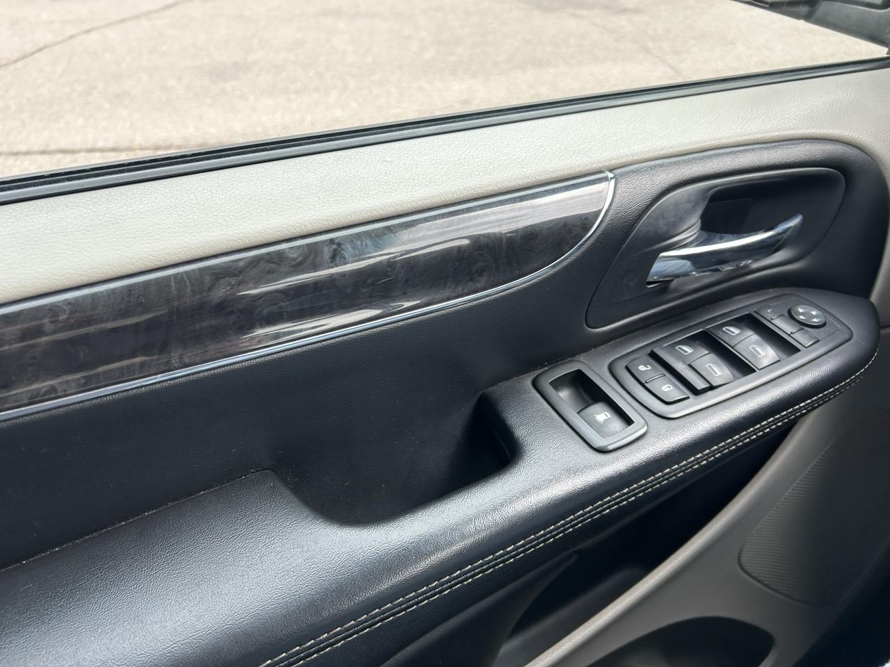 Chrysler Town & Country 4dr Wgn Touring-L 2013