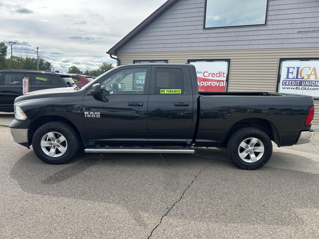 RAM 1500 4WD Quad Cab 140.5" ST 2017
