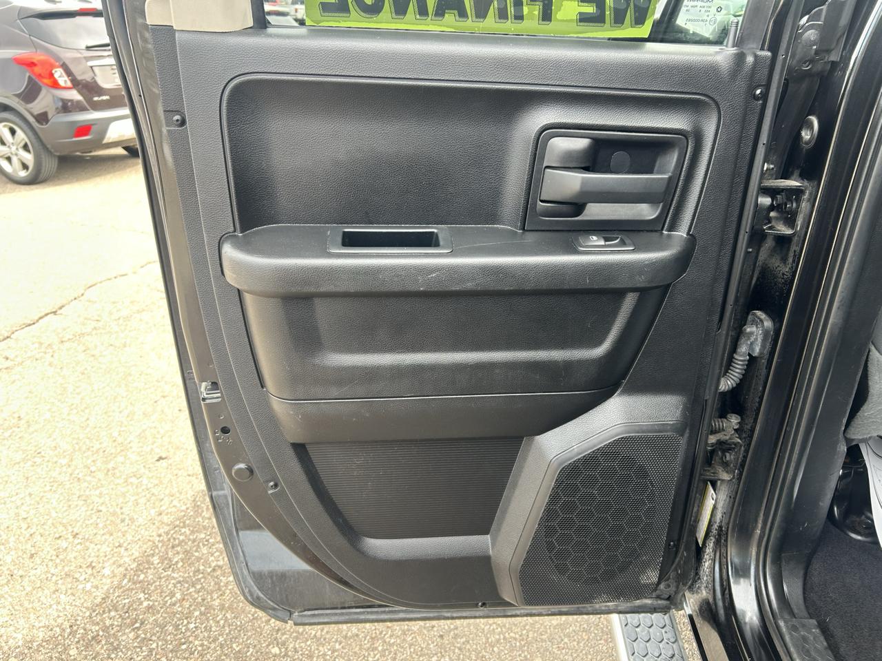 RAM 1500 4WD Quad Cab 140.5" ST 2017