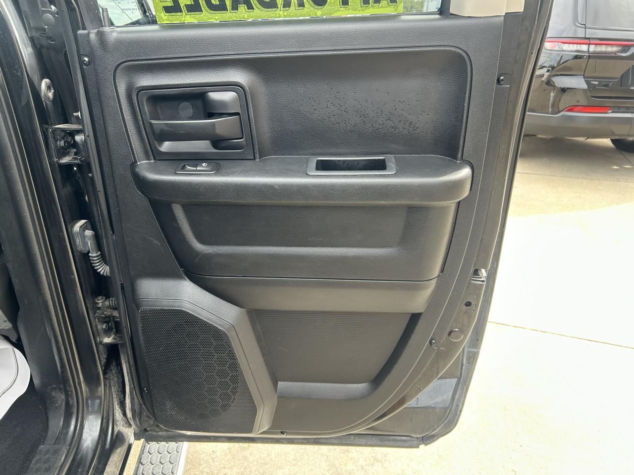 RAM 1500 4WD Quad Cab 140.5" ST 2017