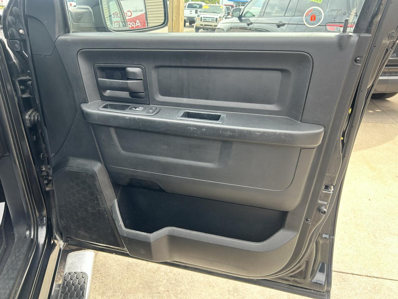 RAM 1500 4WD Quad Cab 140.5" ST 2017