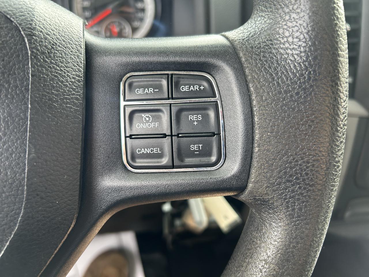 RAM 1500 4WD Quad Cab 140.5" ST 2017