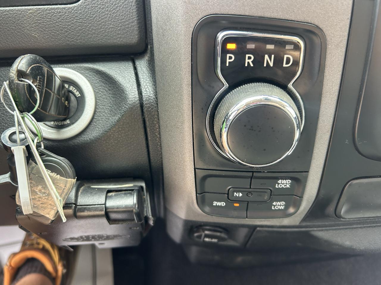 RAM 1500 4WD Quad Cab 140.5" ST 2017