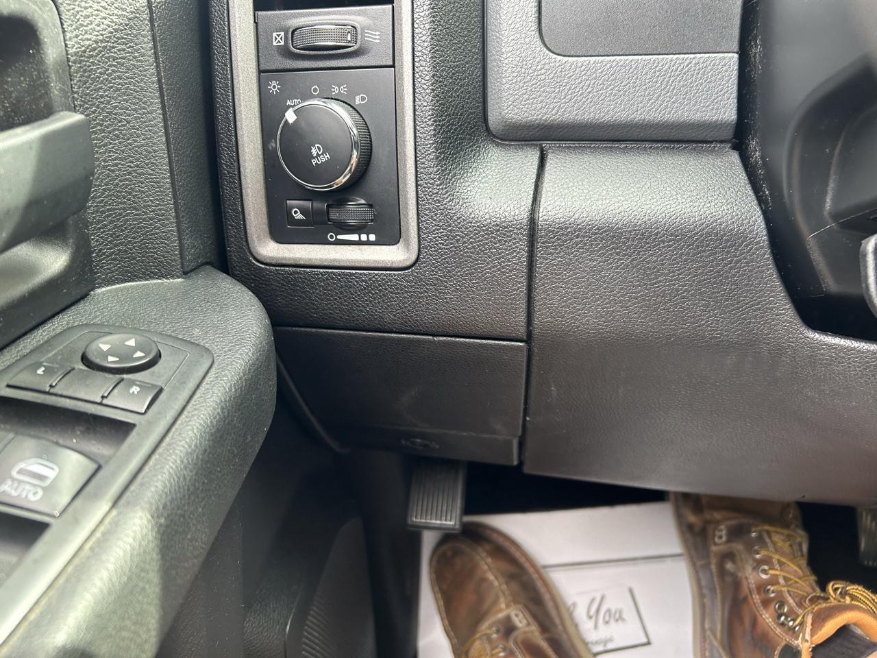 RAM 1500 4WD Quad Cab 140.5" ST 2017