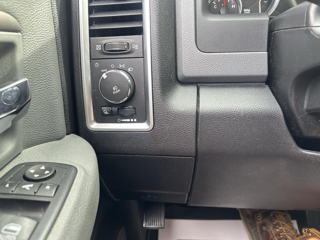 RAM 1500 Big Horn 4x4 Crew Cab 5'7" Box 2017