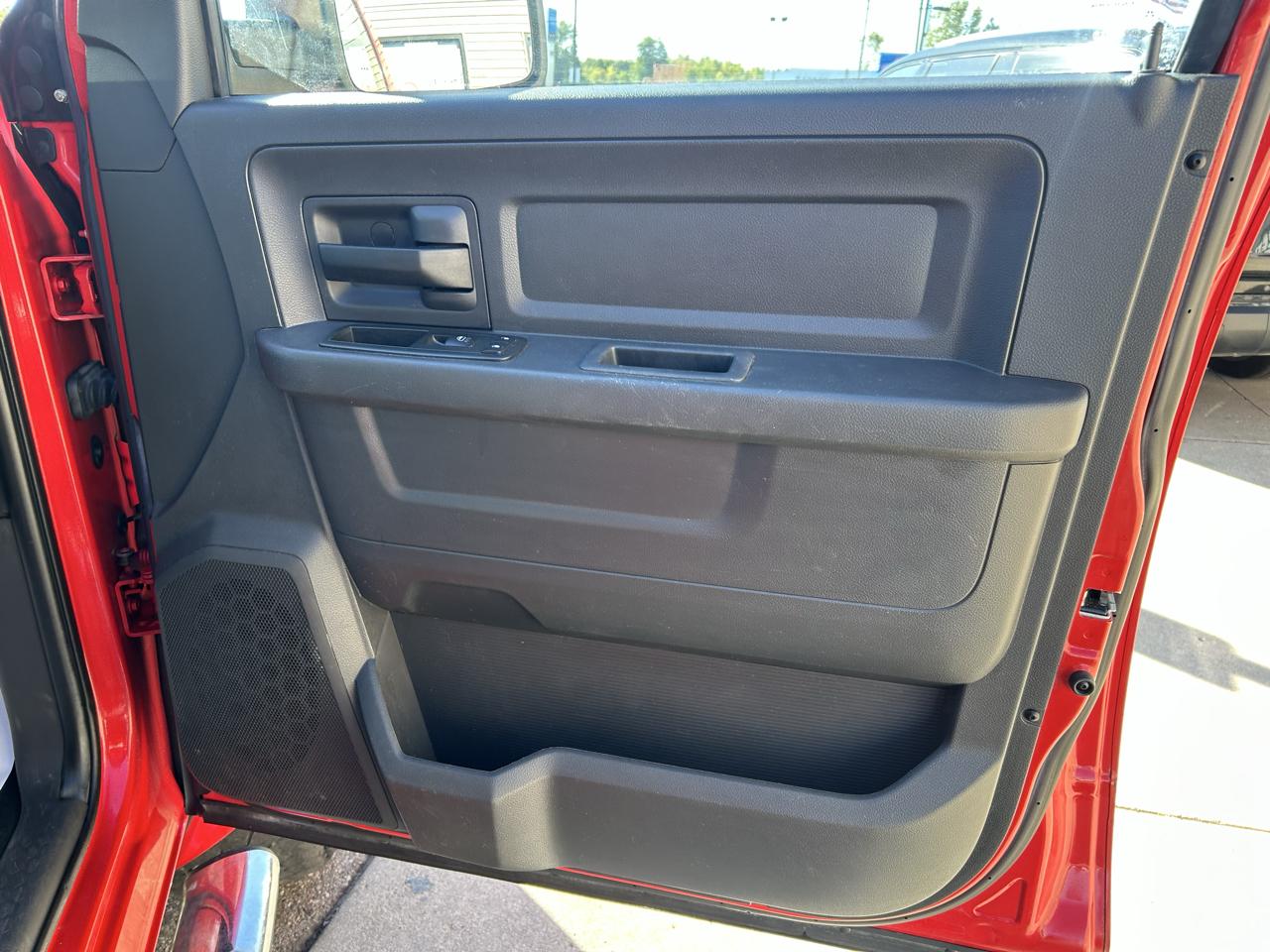 RAM 1500 4WD Crew Cab 140.5" Express 2012