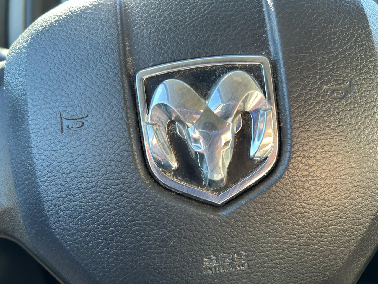 RAM 1500 4WD Crew Cab 140.5" Express 2012