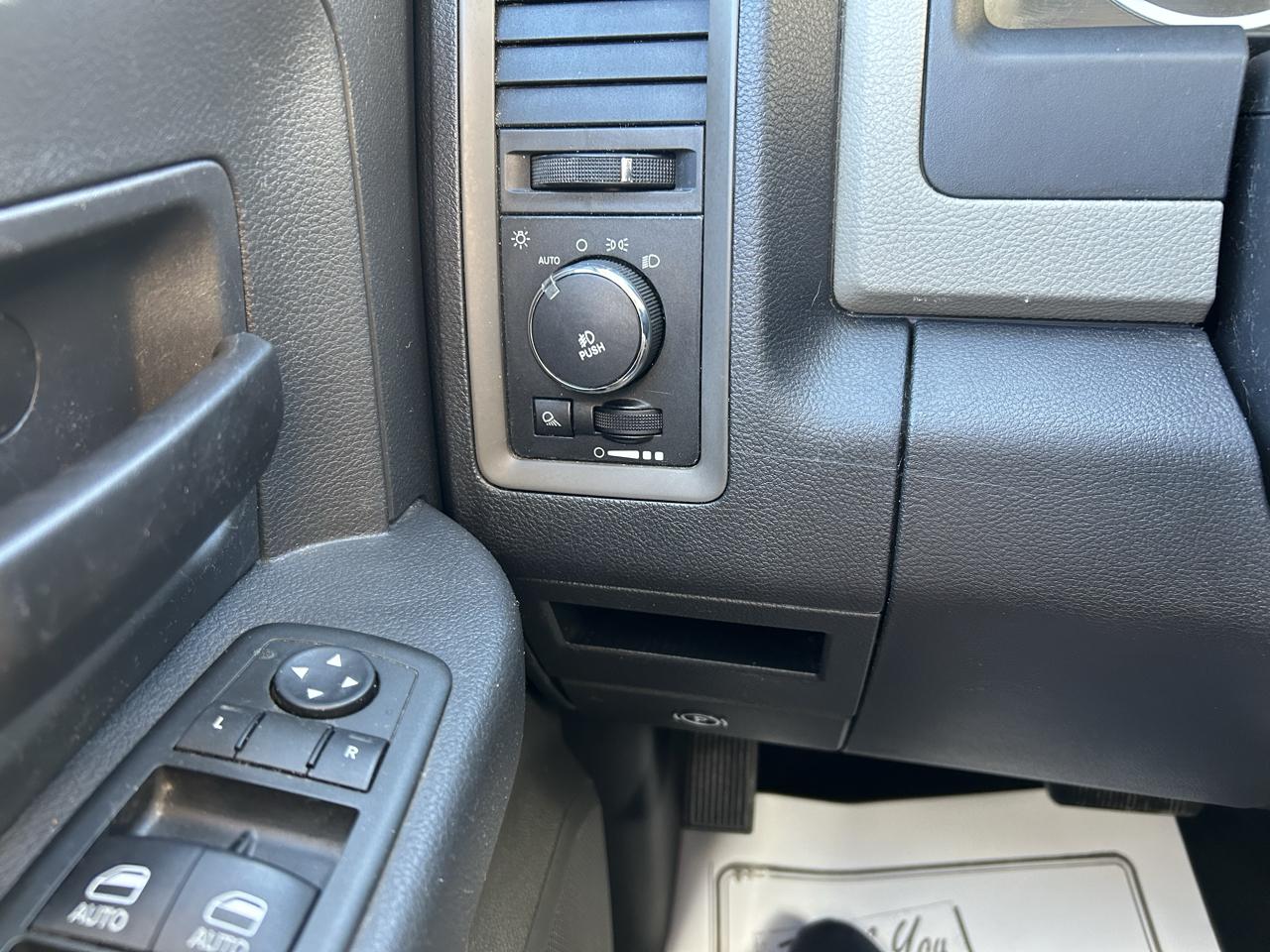 RAM 1500 4WD Crew Cab 140.5" Express 2012