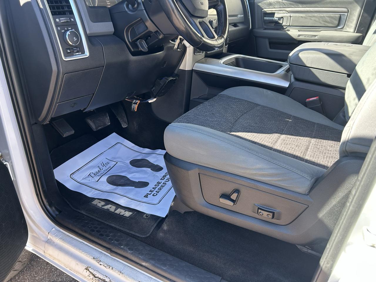 RAM 1500 Big Horn 4x4 Crew Cab 5'7" Box 2017