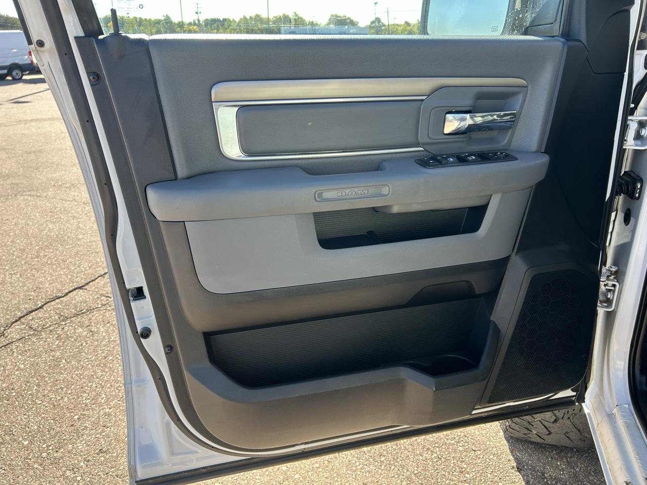 RAM 1500 Big Horn 4x4 Crew Cab 5'7" Box 2017
