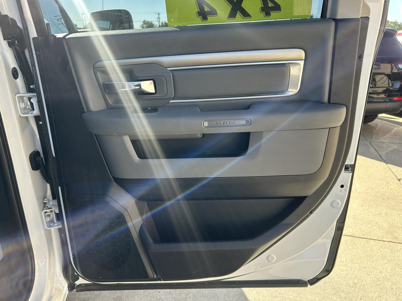 RAM 1500 Big Horn 4x4 Crew Cab 5'7" Box 2017