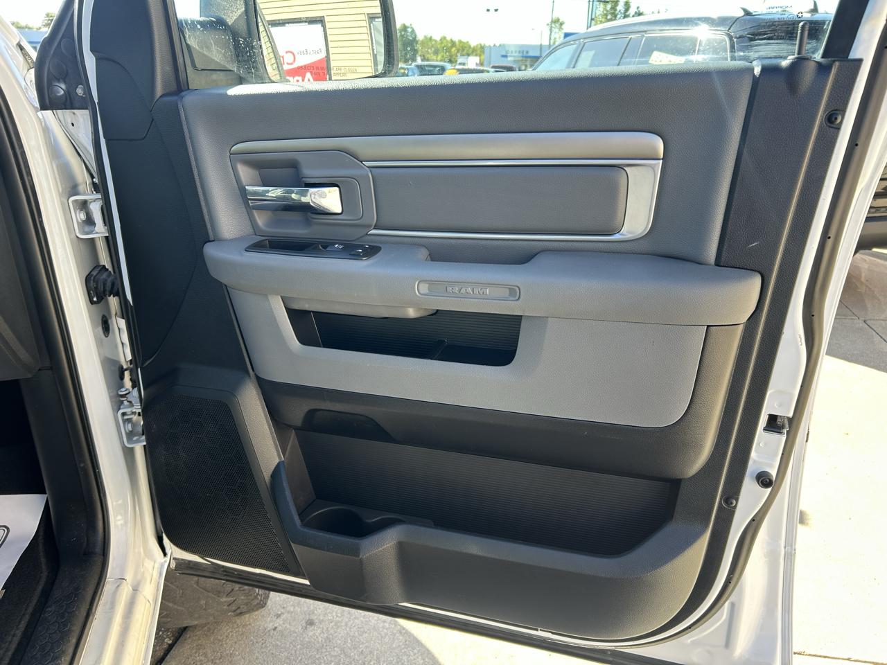 RAM 1500 Big Horn 4x4 Crew Cab 5'7" Box 2017