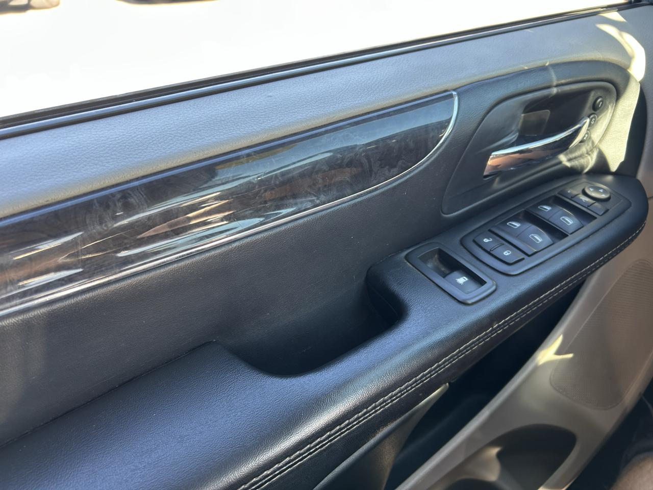 Chrysler Town & Country 4dr Wgn Limited Platinum 2015