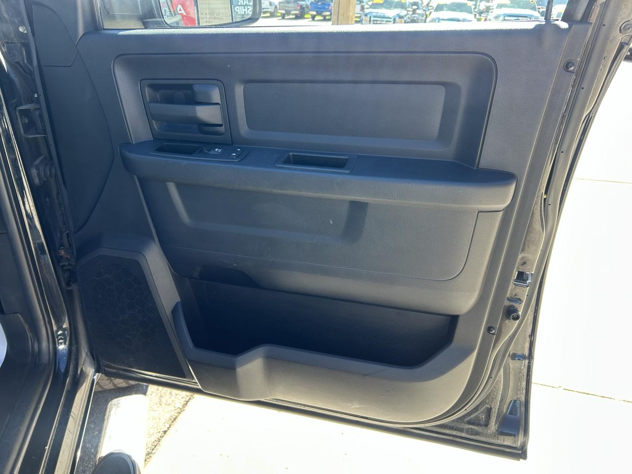 RAM 1500 4WD Crew Cab 140.5" Express 2014