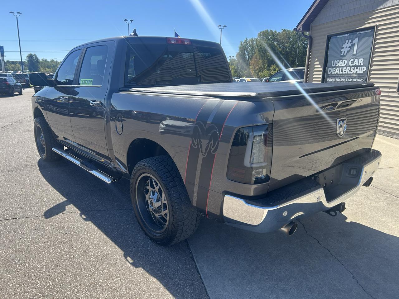 RAM 1500 4WD Crew Cab 140.5" Laramie 2015