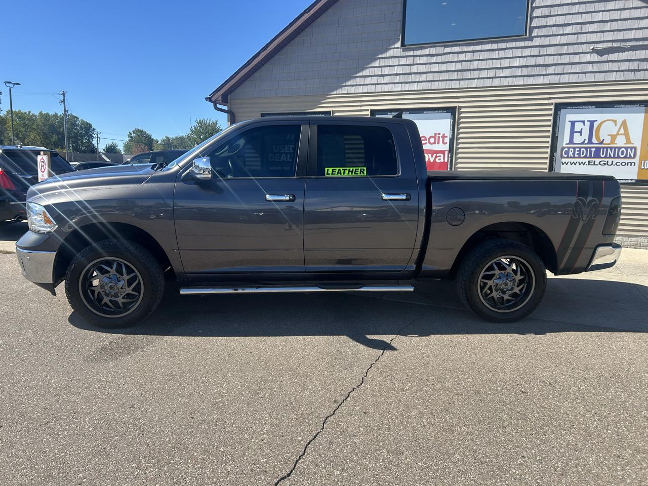 RAM 1500 4WD Crew Cab 140.5" Laramie 2015