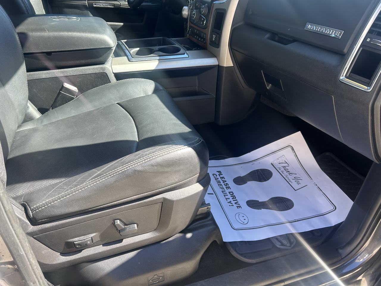 RAM 1500 4WD Crew Cab 140.5" Laramie 2015