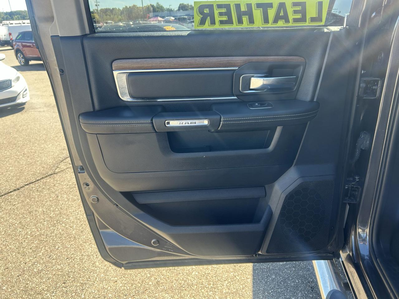 RAM 1500 4WD Crew Cab 140.5" Laramie 2015