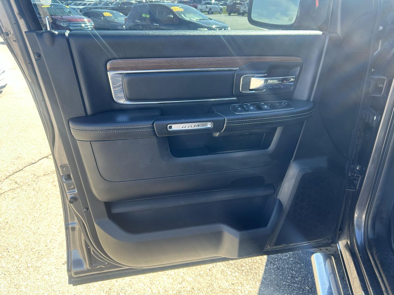 RAM 1500 4WD Crew Cab 140.5" Laramie 2015