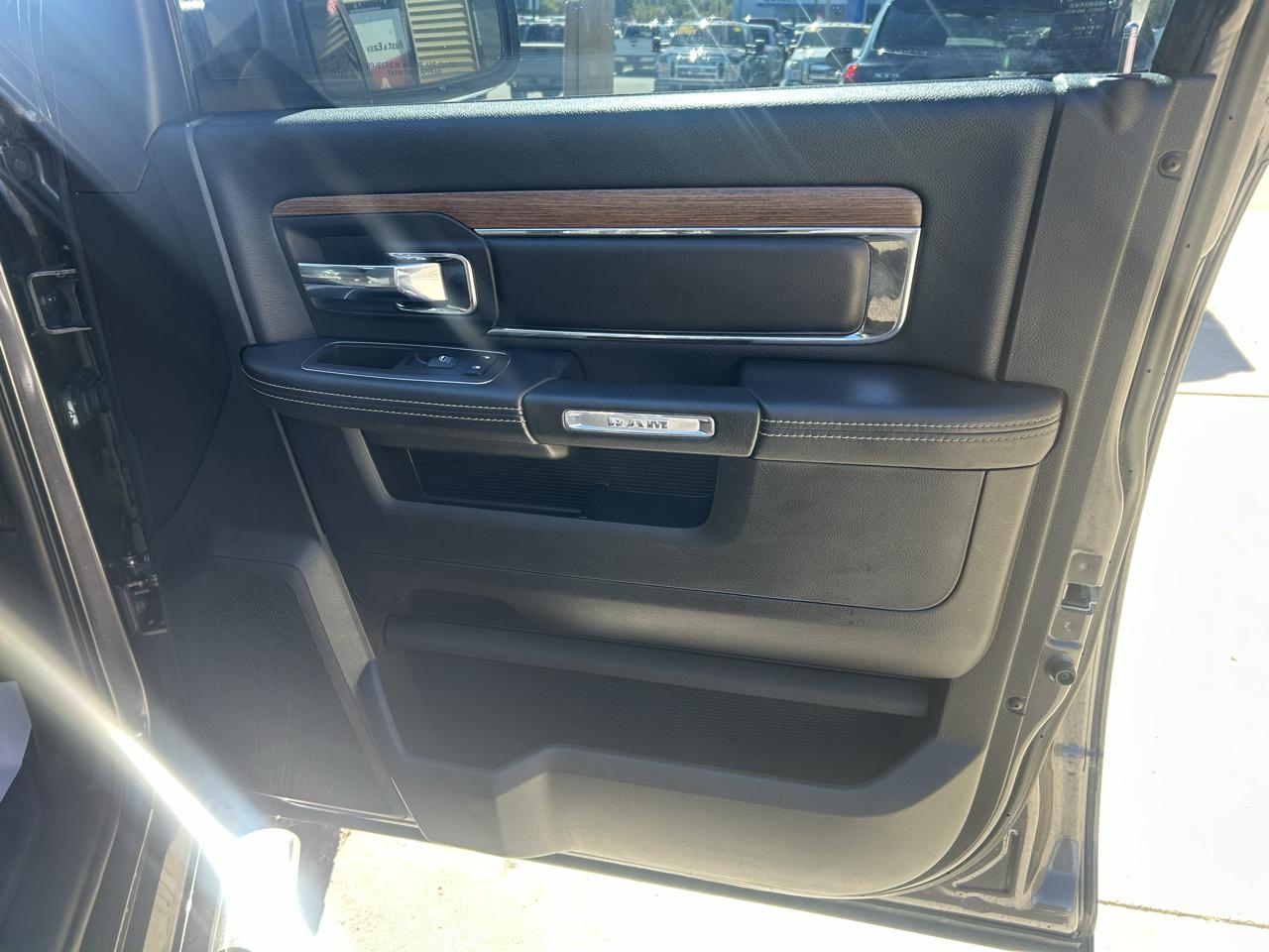 RAM 1500 4WD Crew Cab 140.5" Laramie 2015