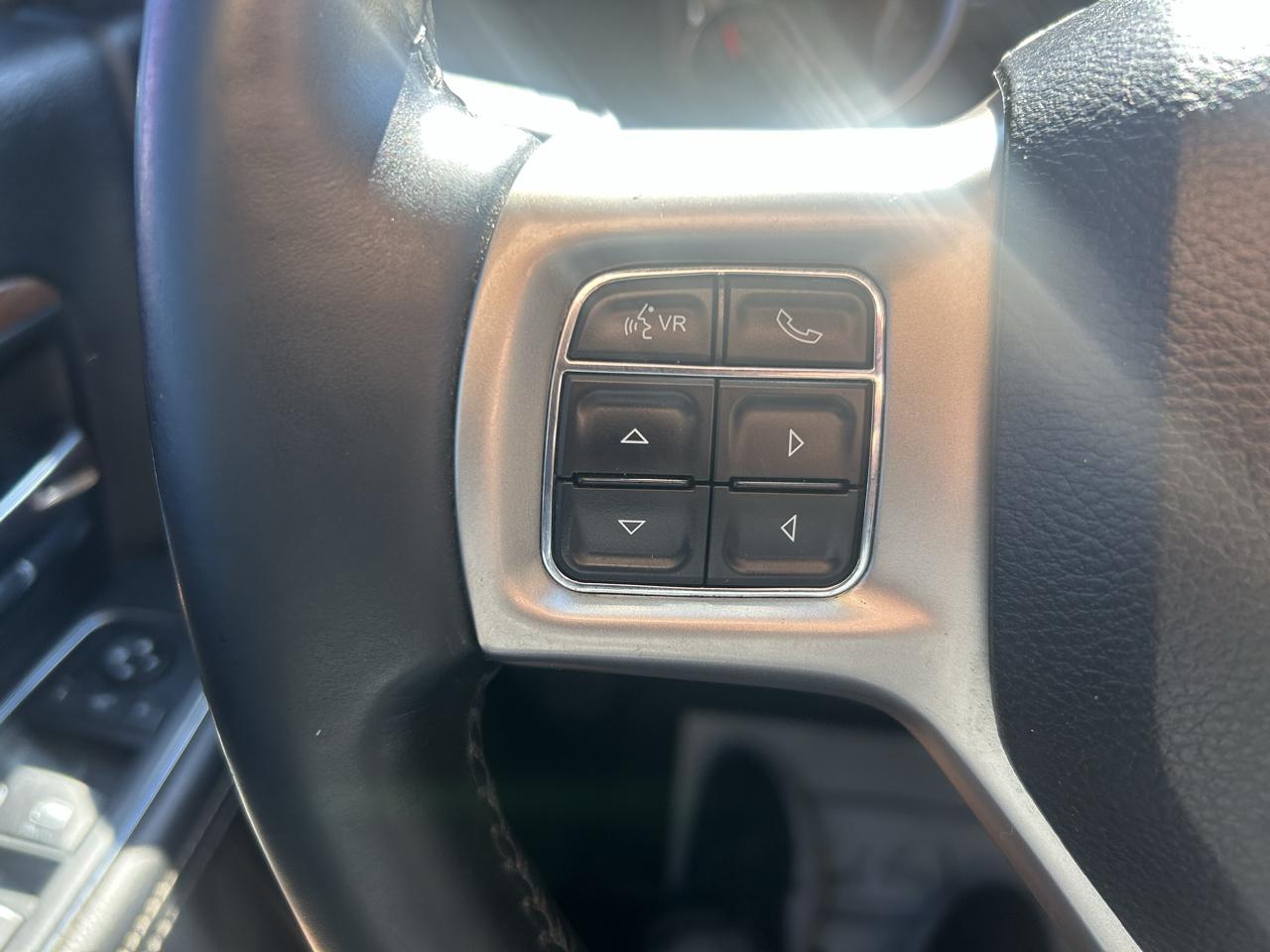 RAM 1500 4WD Crew Cab 140.5" Laramie 2015
