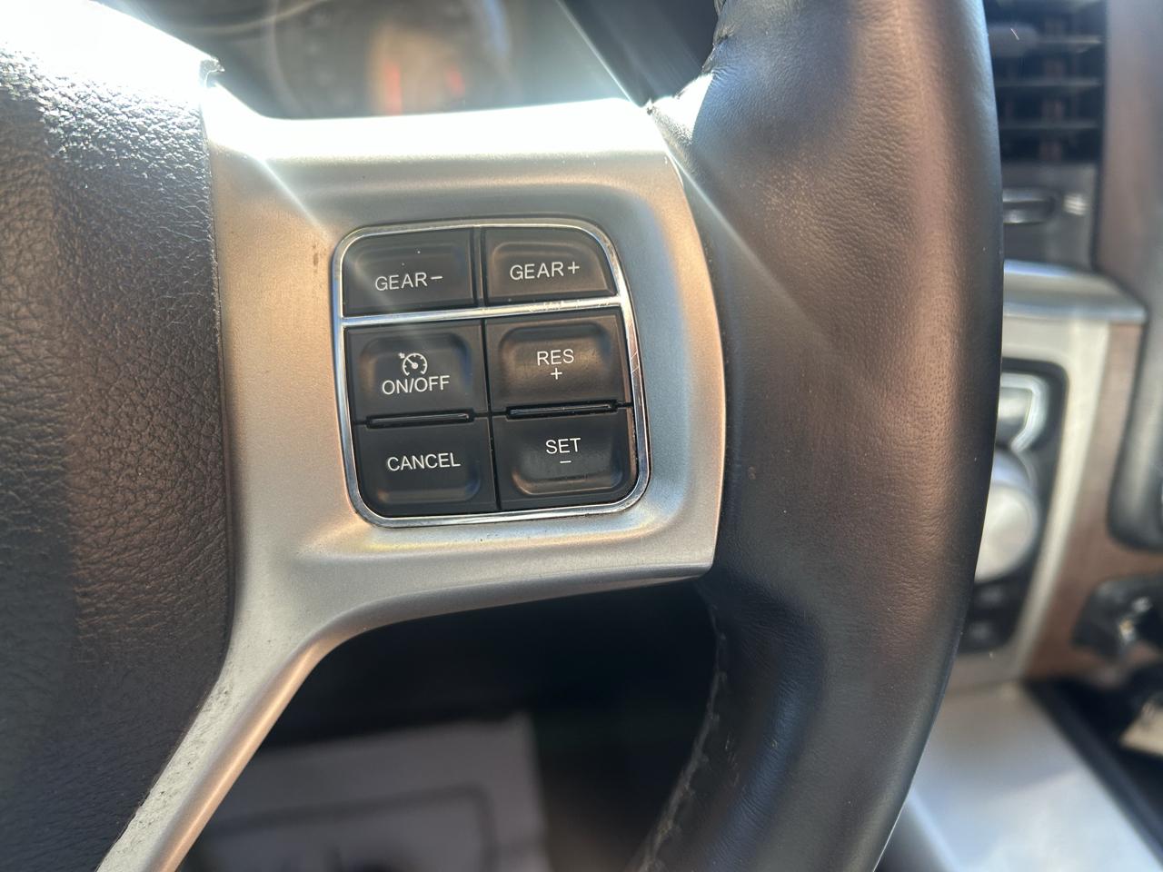 RAM 1500 4WD Crew Cab 140.5" Laramie 2015
