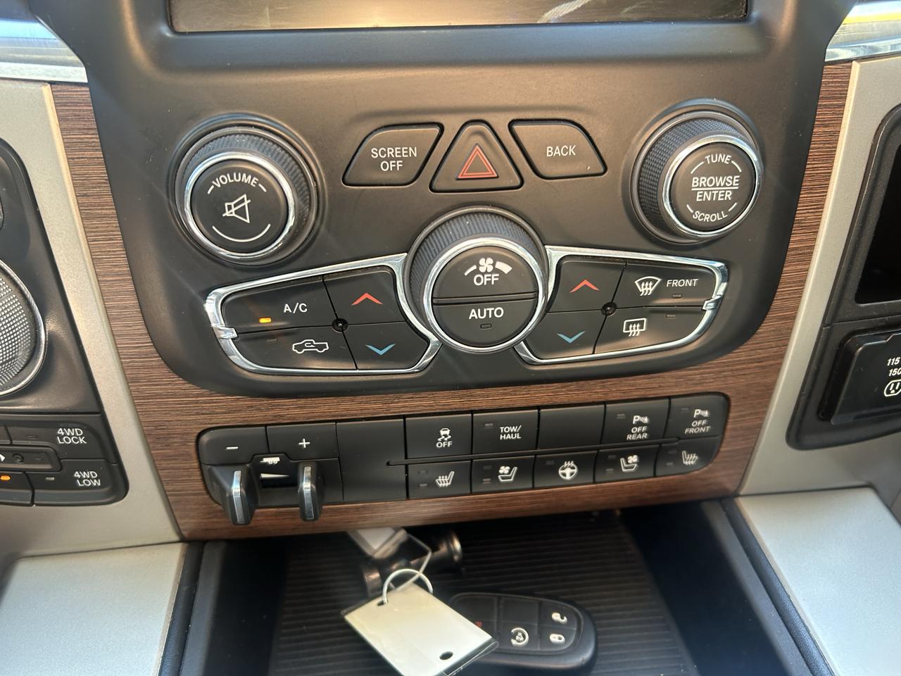 RAM 1500 4WD Crew Cab 140.5" Laramie 2015
