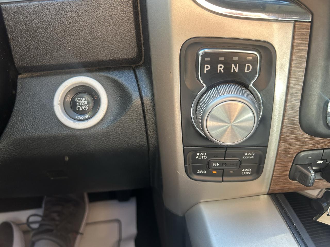 RAM 1500 4WD Crew Cab 140.5" Laramie 2015