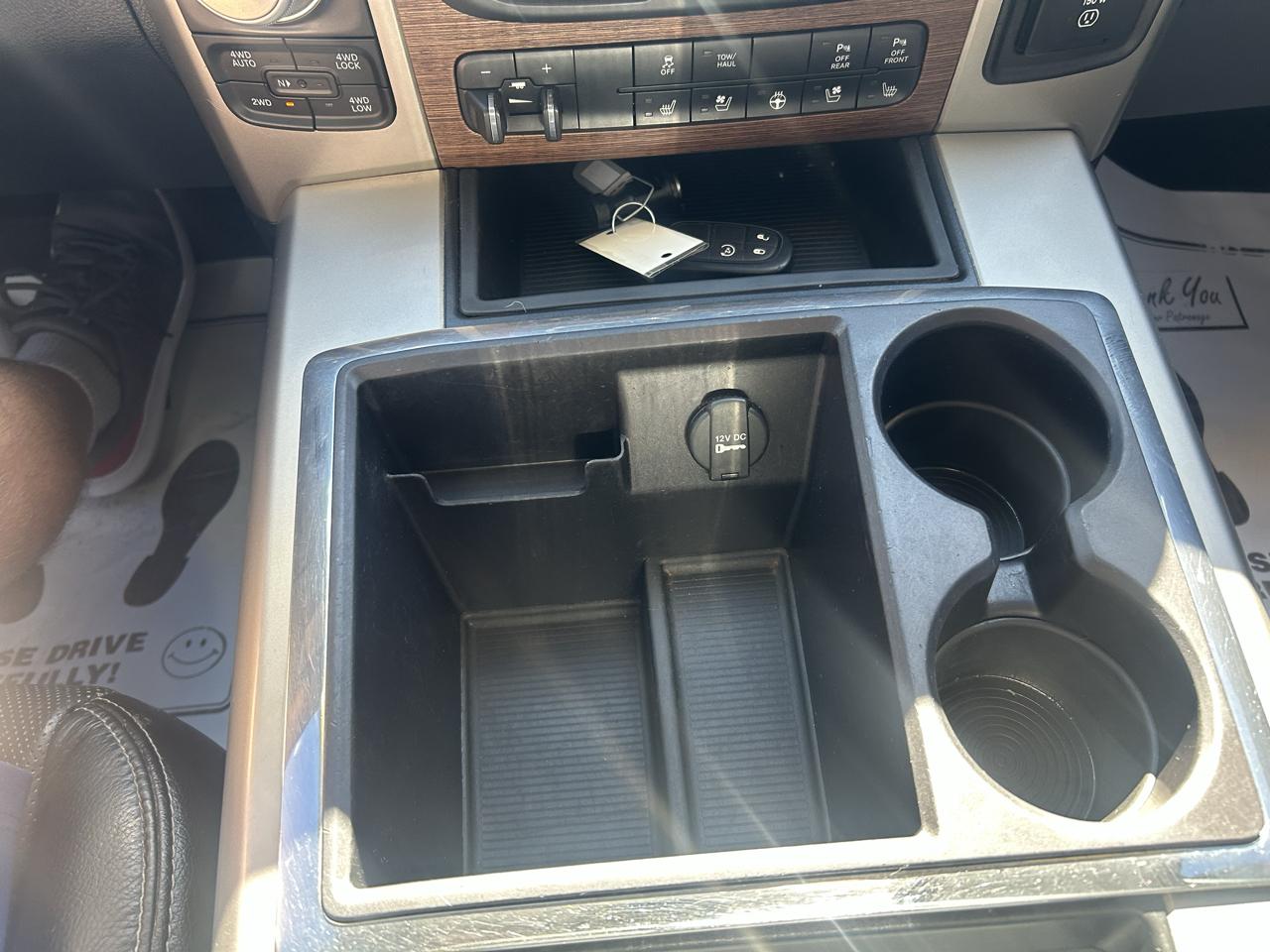 RAM 1500 4WD Crew Cab 140.5" Laramie 2015