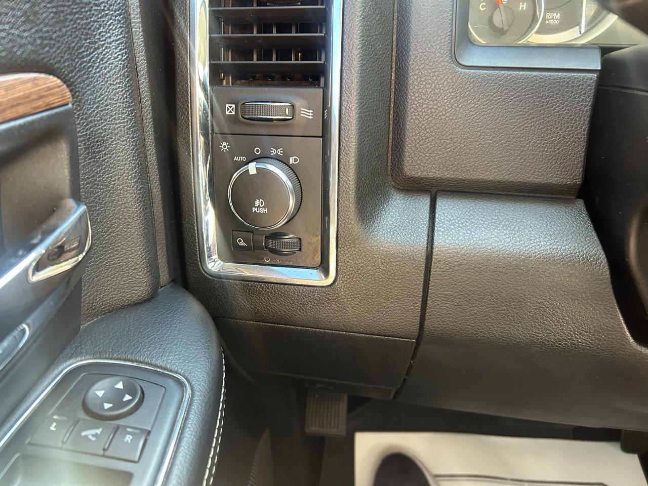 RAM 1500 4WD Crew Cab 140.5" Laramie 2015