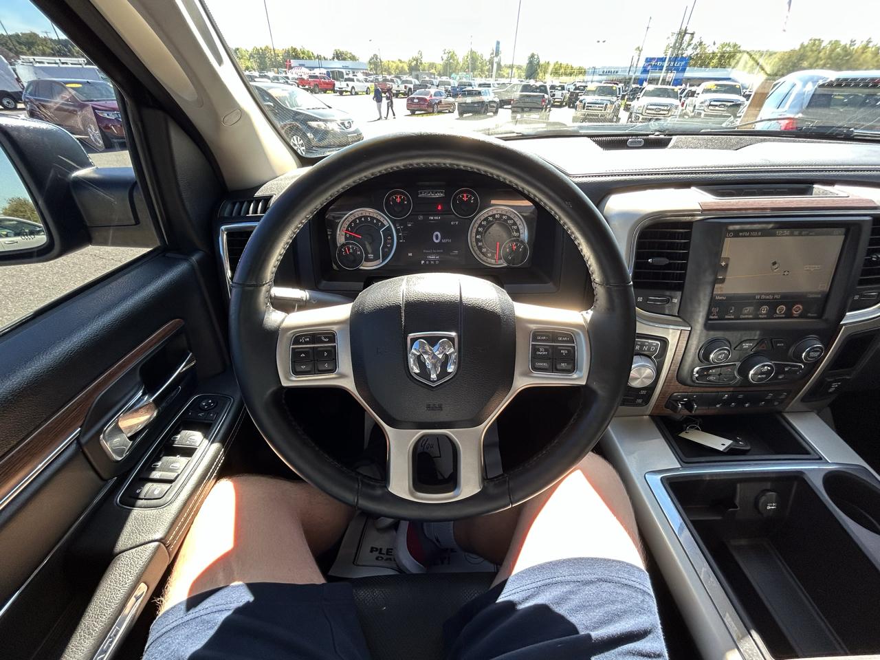 RAM 1500 4WD Crew Cab 140.5" Laramie 2015
