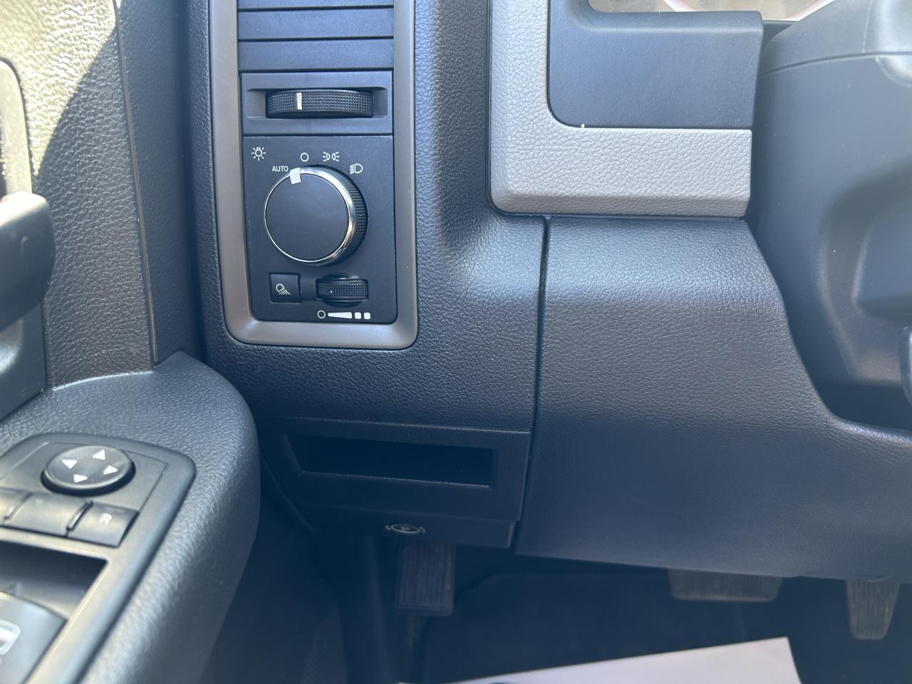 RAM 1500 4WD Quad Cab 140.5" ST 2012