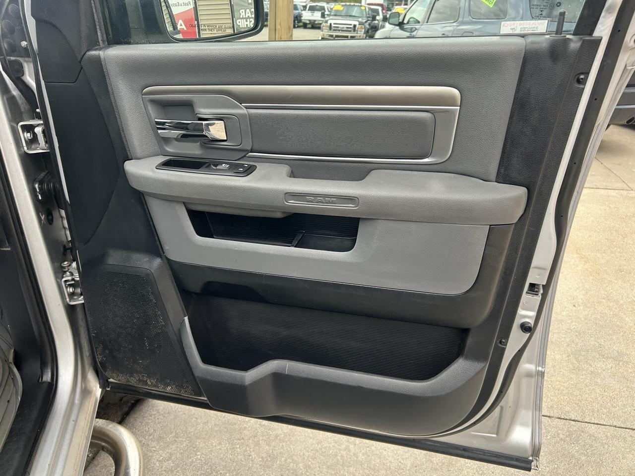 RAM 1500 4WD Crew Cab 140.5" Big Horn 2016