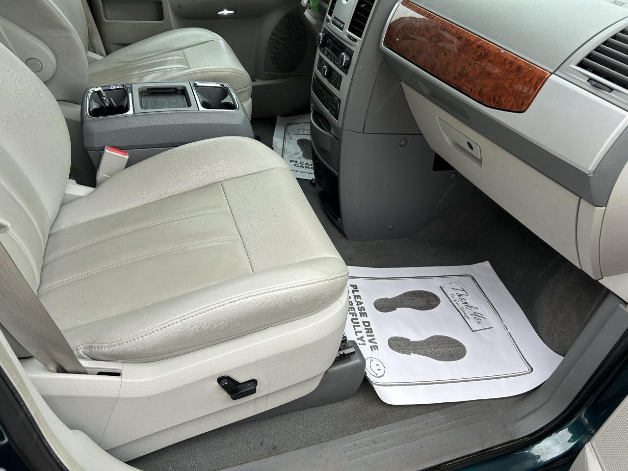 Chrysler Town & Country 4dr Wgn Touring 2009