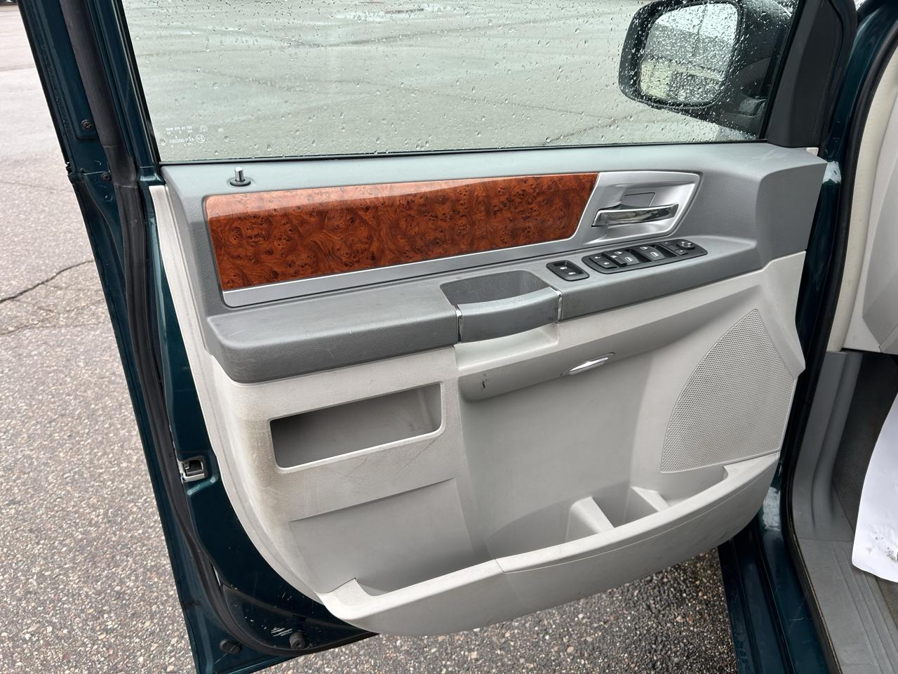 Chrysler Town & Country 4dr Wgn Touring 2009