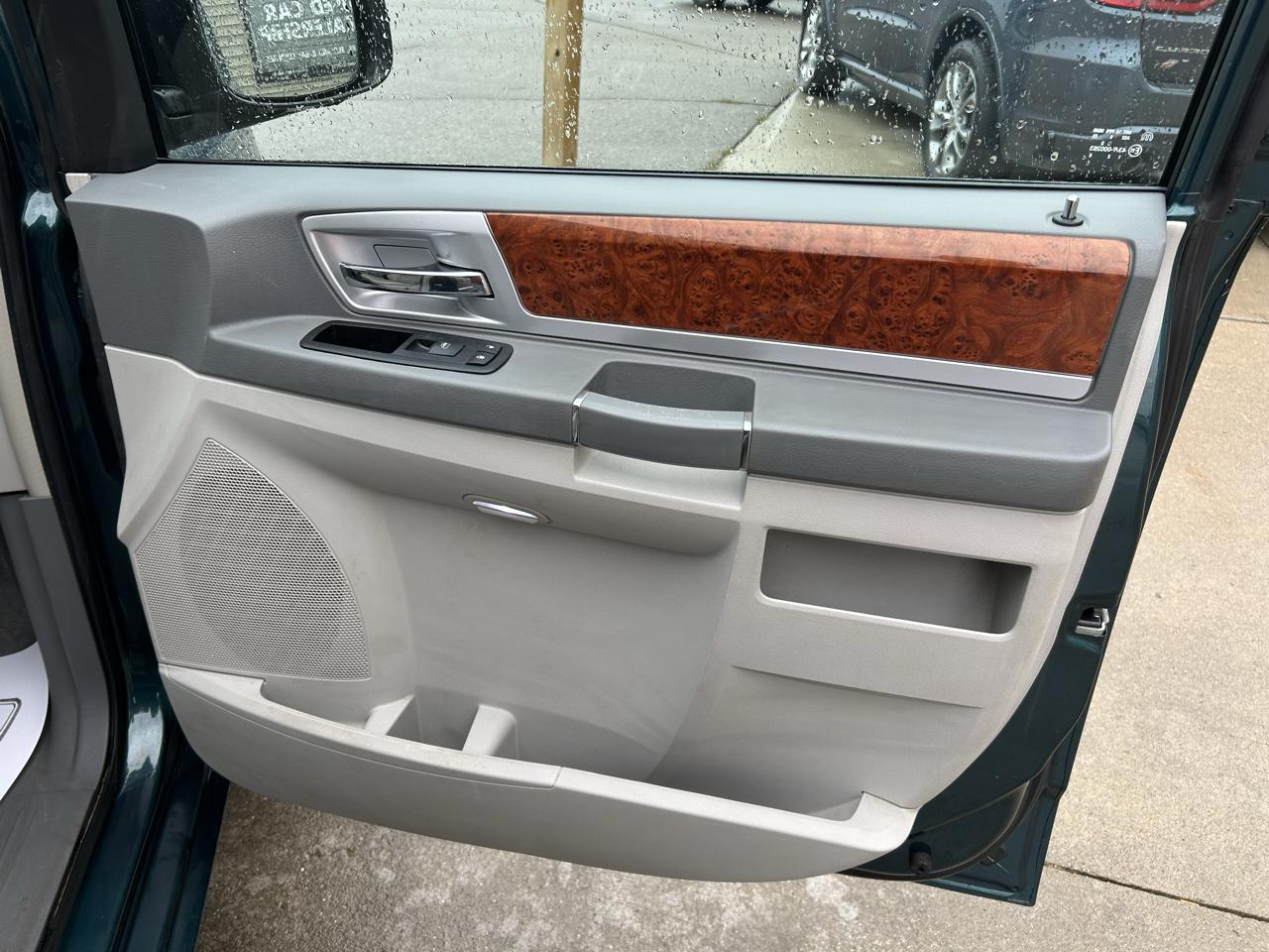 Chrysler Town & Country 4dr Wgn Touring 2009
