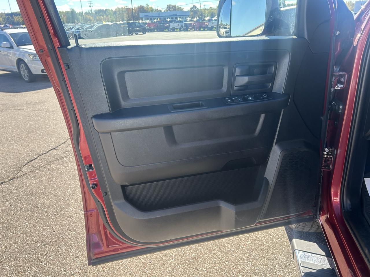 RAM 1500 4WD Crew Cab 140.5" Express 2015