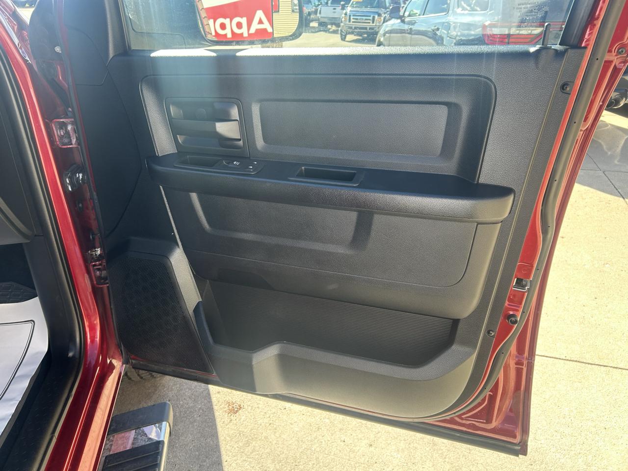 RAM 1500 4WD Crew Cab 140.5" Express 2015