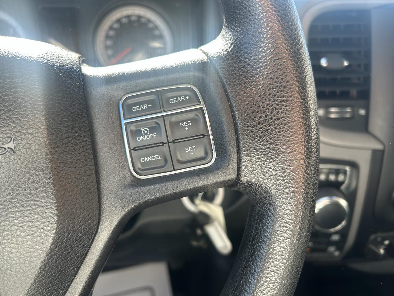 RAM 1500 4WD Crew Cab 140.5" Express 2015