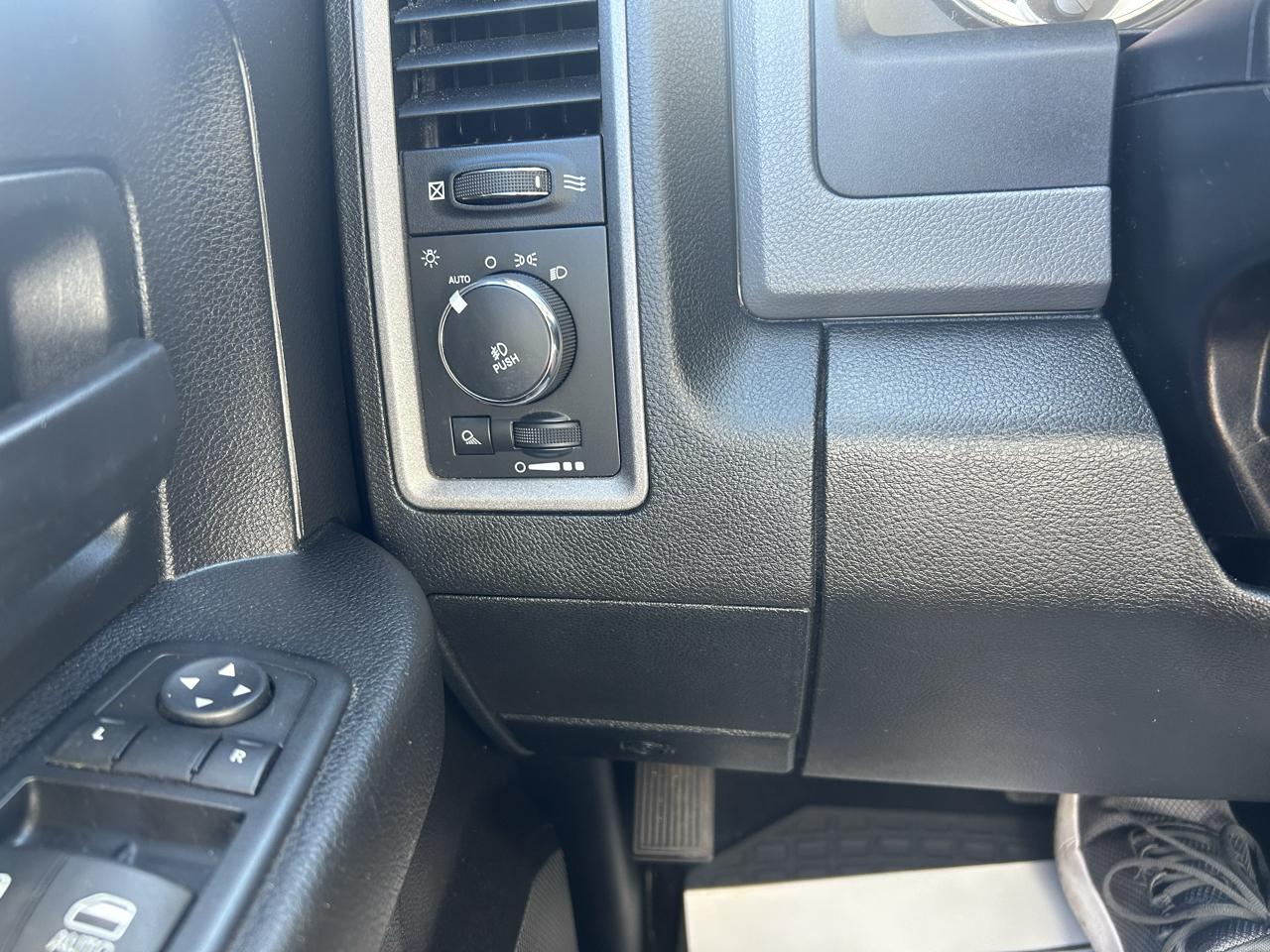 RAM 1500 4WD Crew Cab 140.5" Express 2015