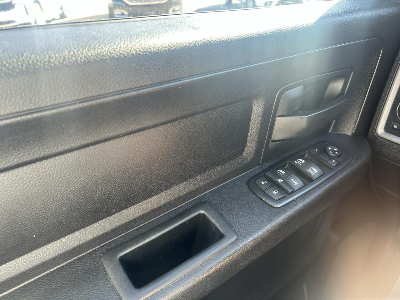 RAM 1500 4WD Crew Cab 140.5" Express 2015