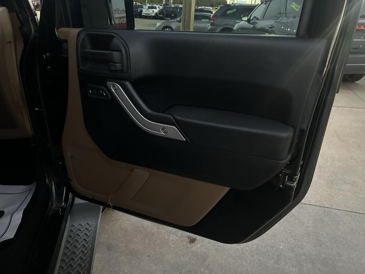 Jeep Wrangler Unlimited 4WD 4dr Sahara 2011